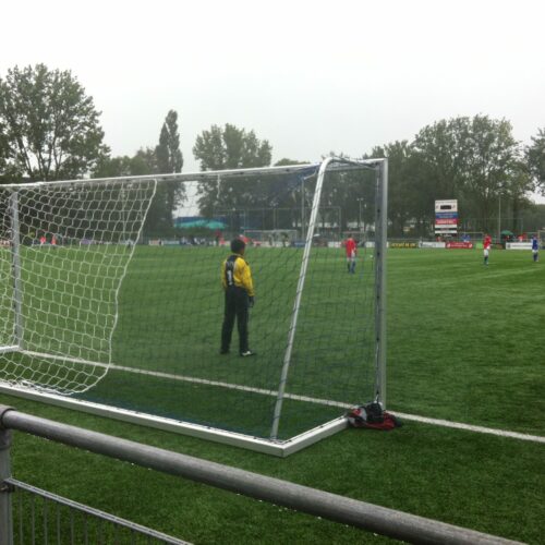 Pupillen voetbaldoel JVD145 16 Verplaatsbare voetbaldoelen uit de jVD145-serie. Robuuste, duurzame en zeer netjes afgewerkte jeugd voetbaldoelen. Aluminium: 80 x 80 mm.
